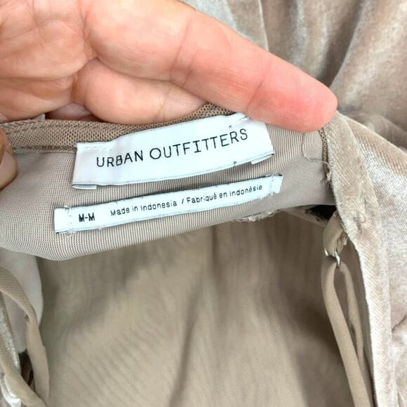 Urban Outfitters Emmabella Taupe Velvet Wide Leg Jumpsuit Size Medium - Picture 4 of 8